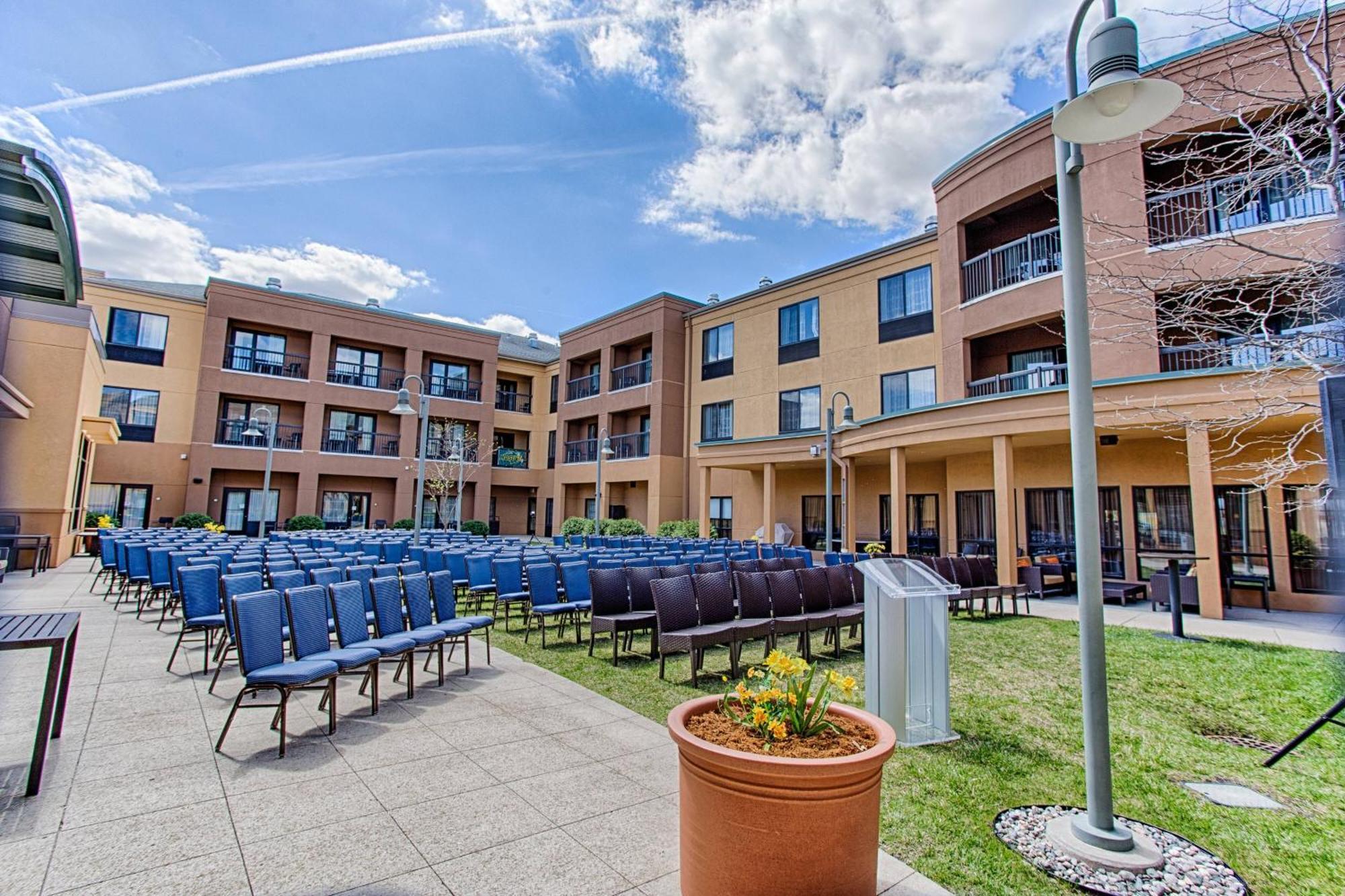 Courtyard Fargo Moorhead, Mn Hotel Exterior photo