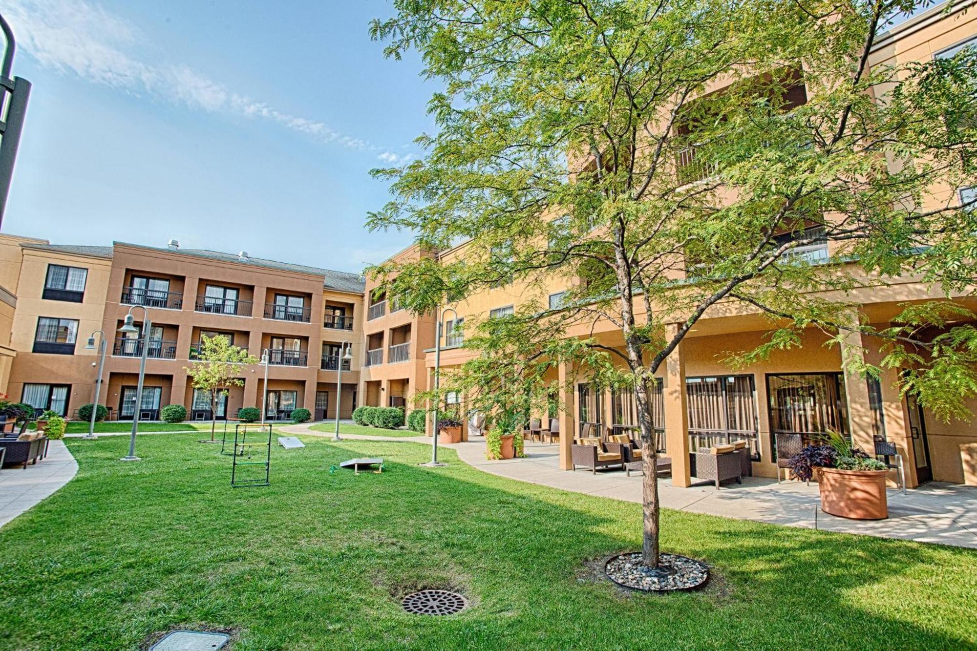 Courtyard Fargo Moorhead, Mn Hotel Exterior photo