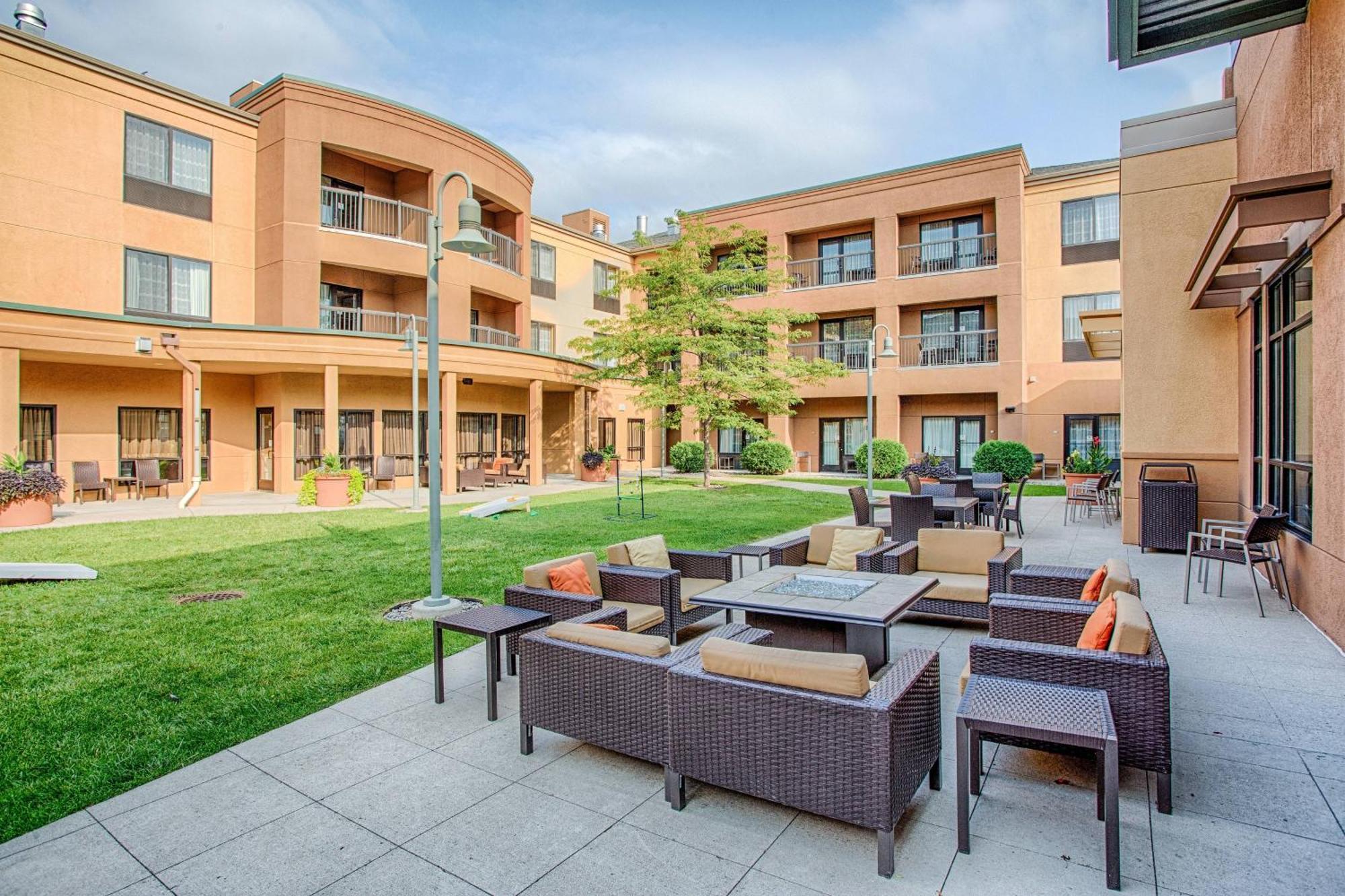 Courtyard Fargo Moorhead, Mn Hotel Exterior photo