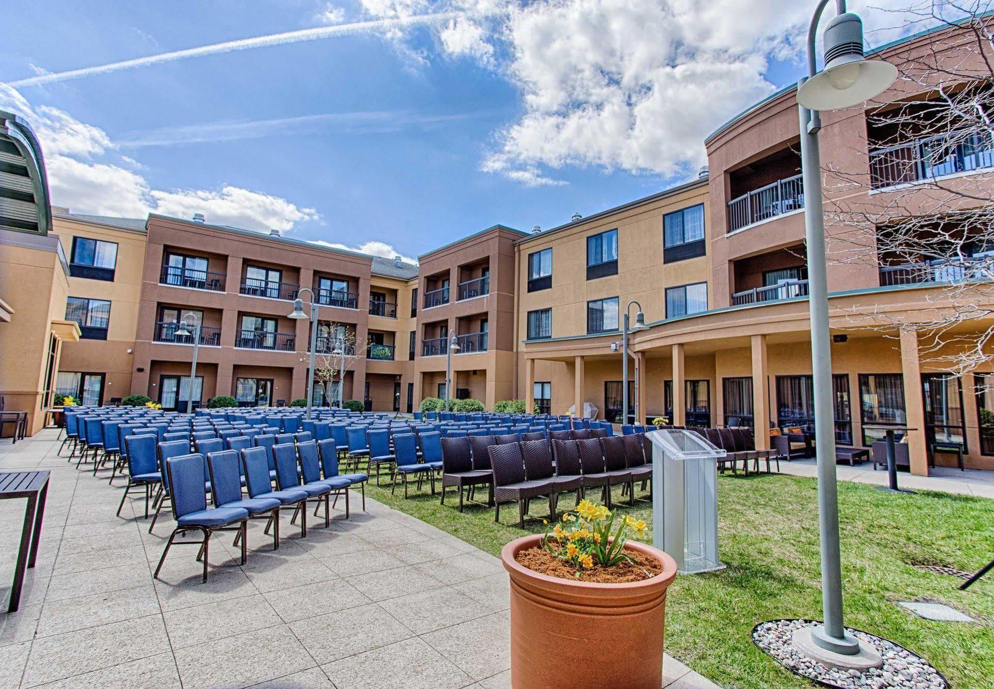 Courtyard Fargo Moorhead, Mn Hotel Exterior photo